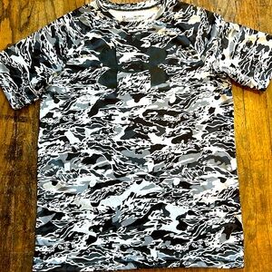 YXL Boys Under Armour Top. Black and White